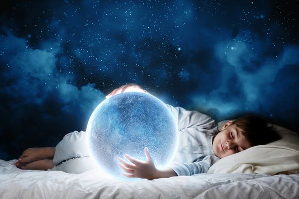 پسر ناز در تخت خواب با ماه