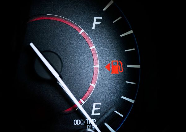 نشانگر سوخت تقریباً خالی زمان خرید سوخت بسیار گران دیگر را نشان می دهد درب چراغ آیکون هشدار قرمز