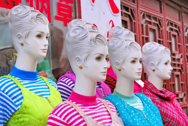 آدمک های پلاستیکی برای نمایش لباس در دهکده آبی کیبائو شانگهای