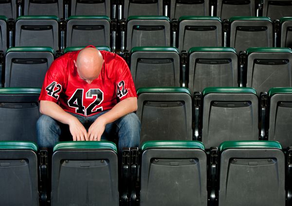 هواداران هوادار افسرده فوتبال بعد از بازی تنها می نشیند