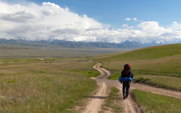 مردی در راه در کوه های استپ و پامیر - قرقیزستان