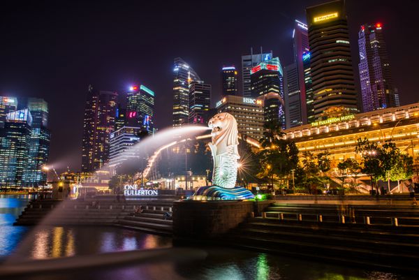 سنگاپور-04 سپتامبر فواره مرلیون و ماسه خلیج مارینا در سپتامبر 04 2014 merlion موجودی خیالی با سر شیر و بدن ماهی و نماد سنگاپور است