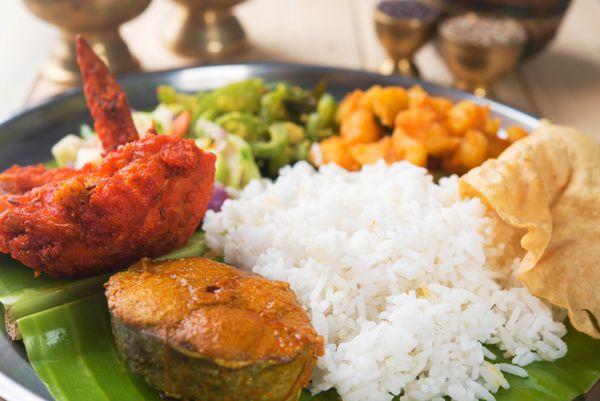 برنج مخلوط خوشمزه هندی روی میز ناهار خوری را از نزدیک ببینید