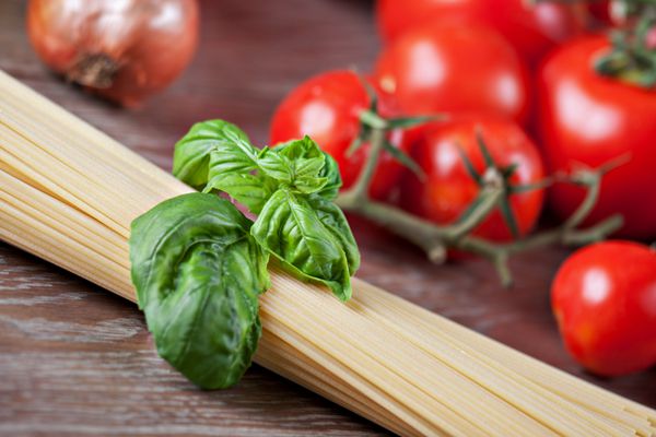 مواد لازم برای اسپاگتی با سس گوجه فرنگی