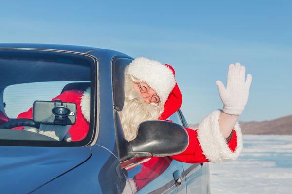 پرتره بابا نوئل در ماشین عکسبرداری در یک روز آفتابی در دریاچه بایکال انجام شد