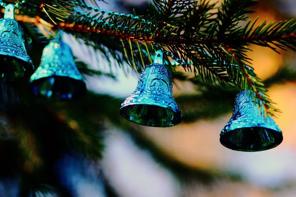 زنگ های آبی روی درخت کریسمس سال جدید 2015