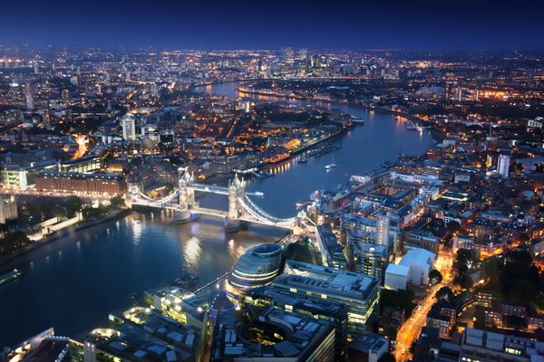 لندن در شب با معماری های شهری و پل برج