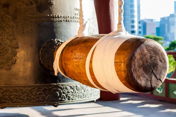 یک قوچ چوبی بزرگ هنوز در کنار یک زنگ آهنی عظیم در معبد بونگئونسا در سئول کره جنوبی آویزان است