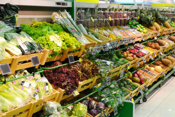 سبزیجات و میوه ها در فروشگاه مواد غذایی