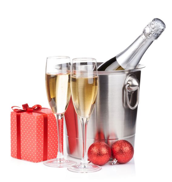 شامپاین کریسمس در سطل و جعبه هدیه جدا شده در زمینه سفید