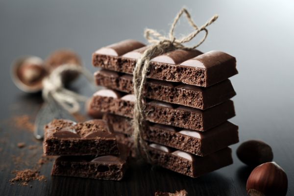 شکلات متخلخل خوشمزه با آجیل روی میز از نزدیک