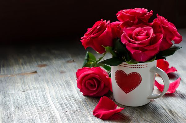 گل رز برای برچسب و پیام عشق در پس زمینه متن نمونه