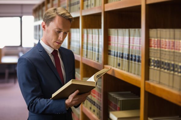وکیل خوش تیپ در کتابخانه حقوق دانشگاه