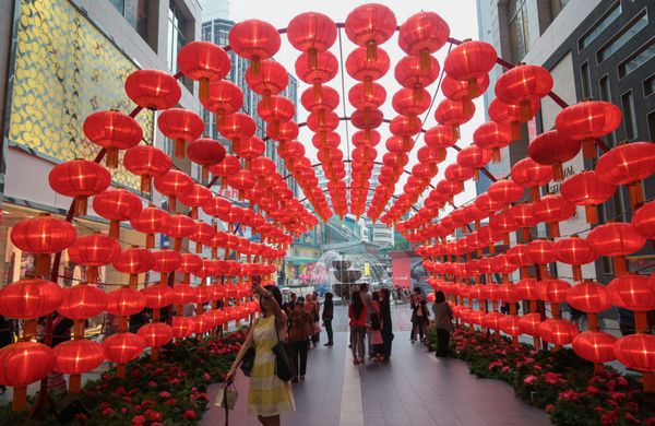 کا لومپور مالزی - 25 ژانویه 2015 تزئینات زیبای فانوس سال نو چینی در مرکز خرید پاویلیون در کا لومپور مالزی
