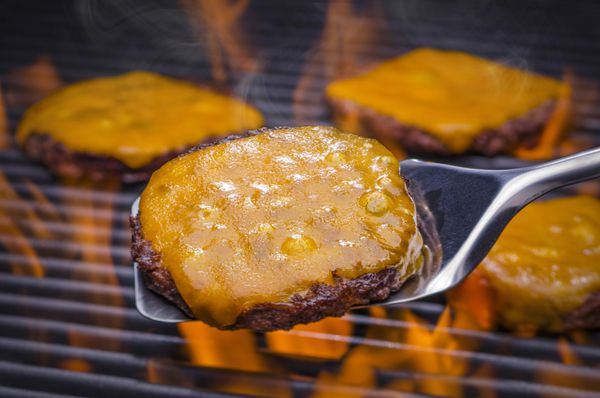 چیزبرگرهای آبدار خوشمزه روی کباب پز شعله ور