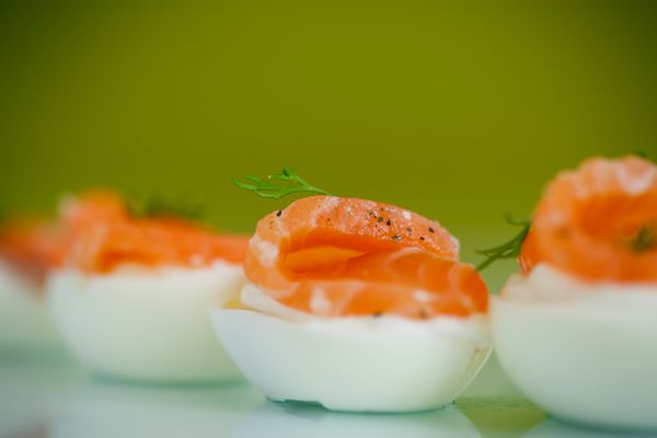 تخم مرغ آب پز با تکه های ماهی قرمز شور