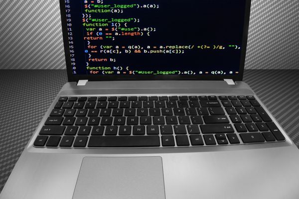 نمایش کد منبع برنامه نویس برنامه نویس بر روی صفحه نمایش مانیتور لپ تاپ کامپیوتر پس زمینه فناوری دیجیتال صفحه نمایش انتزاعی کد برنامه نویسی توسعه دهنده نرم افزار اسکریپت کامپیوتر عملکرد