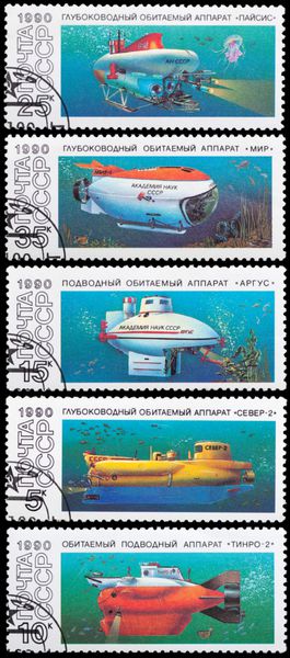 ussr - حدود 1990 تمبر پستی چاپ شده در ussr زیردریایی را نشان می دهد در حدود 1990