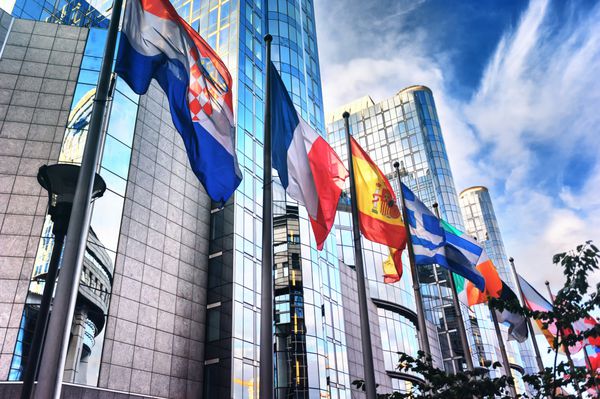 اهتزاز پرچم در مقابل ساختمان پارلمان اروپا بروکسل بلژیک