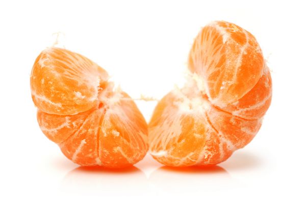 نارنگی نارنگی یا میوه نارنگی جدا شده در زمینه سفید