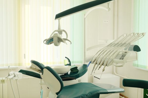 ابزارهای دندانپزشکی روی صندلی دندانپزشکی