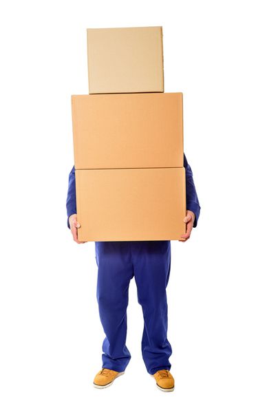 مردی با جعبه های انباشته جدا شده روی سفید