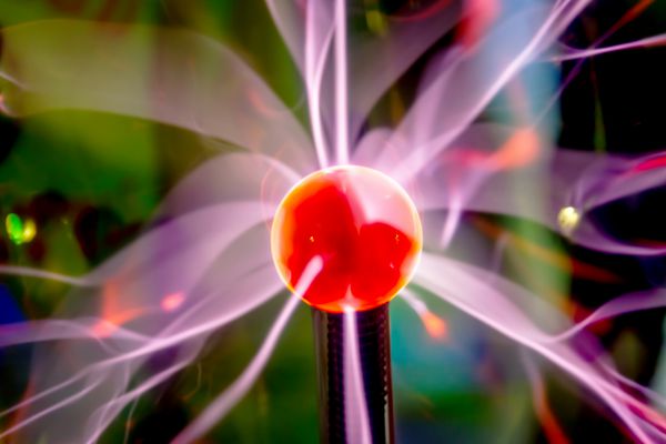 توپ پلاسما با نور آبی بنفش بخش انرژی تسلا انرژی الکتریکی عمده در sp تجربه فیزیکی علمی رایج آزمایشگاه فیزیکی