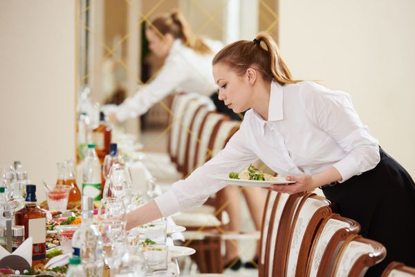 خدمات پذیرایی رستوران میز پذیرایی خدمتکار
