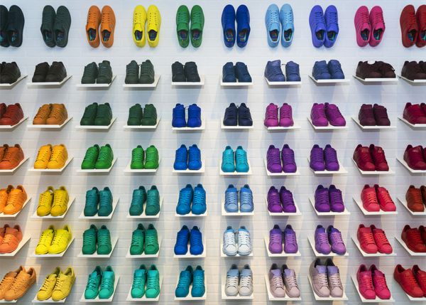 مسکو روسیه - 12 آوریل کفش های اصلی آدیداس در یک فروشگاه کفش در مسکو 12 آوریل 2015 آدیداس گروه صنعتی آلمانی متخصص در تولید کفش های ورزشی پوشاک و تجهیزات