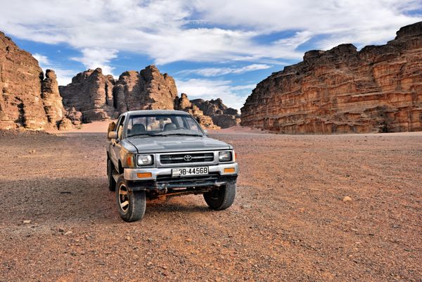 وادی اردن - 2 آوریل 2015 ماشین آفرود نشان داده شده در صحرای وادی سافاری بیابانی شدید یکی از اصلی ترین جاذبه های گردشگری محلی اردن است