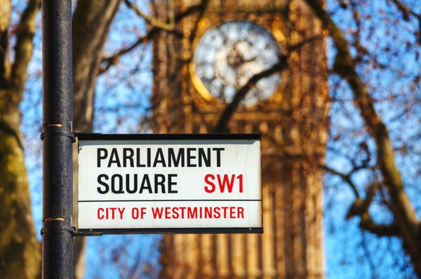 لندن - 12 آوریل تابلوی میدان پارلمان در شهر وست مینستر در 12 آوریل 2015 در لندن انگلستان این مربع در انتهای شمال غربی دوست وست مینستر در لندن است