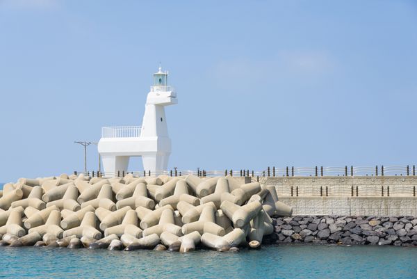 فانوس دریایی به شکل اسب روی موج شکن با چهارپایان در نزدیکی ساحل iho teu در جزیره ججو کره