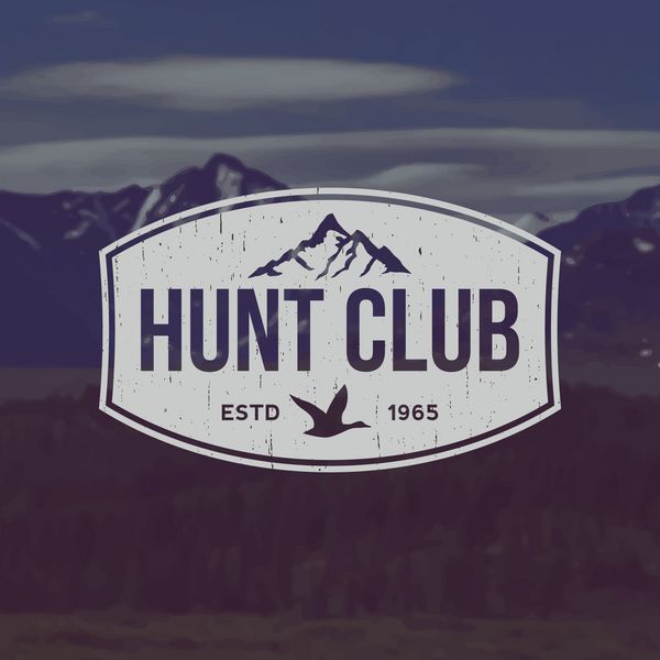 نماد باشگاه شکار بردار با بافت گرانج در زمینه چشم انداز کوهستانی