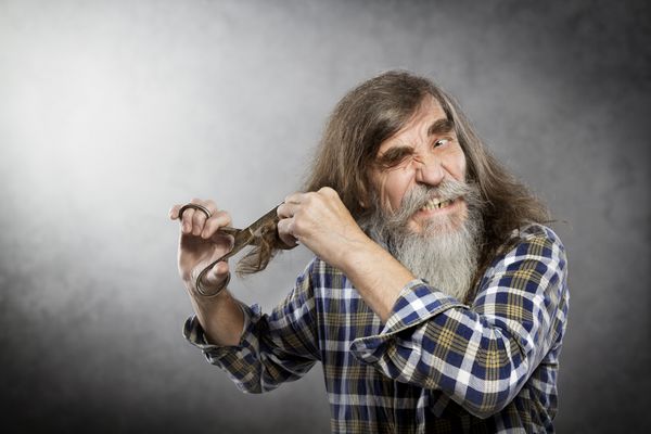 پیرمرد قیچی کوتاه کردن مو ارشد با موهای بلند دیوانه