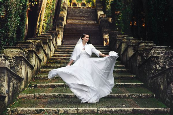 عروس ایتالیایی شیک زیبا در پس زمینه پارک پله های بلند تیوولی ایتالیا