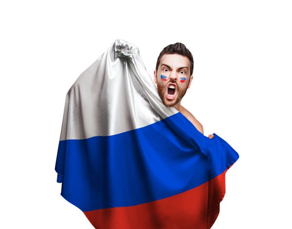 طرفداری که پرچم روسیه را در پس زمینه سفید در دست دارد
