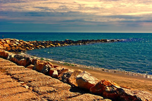 موج شکن محافظت کننده از سواحل ریویرای فرانسه در غروب آفتاب تصویری زیبا به سبک وینتیج
