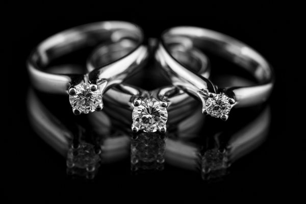 حلقه الماس جواهرات در زمینه مشکی