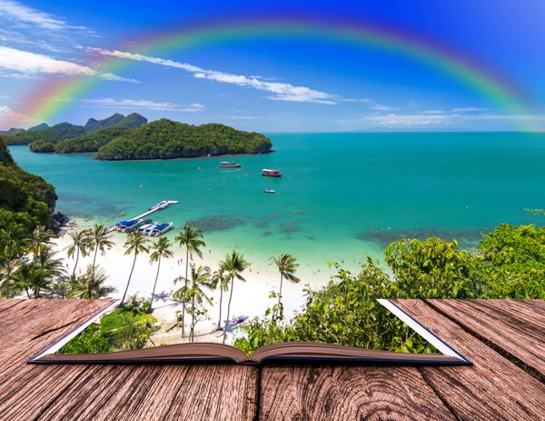 تصویر کتاب باز از نمای بالای پارک دریایی ملی آنگ تانگ با رنگین کمان تایلند