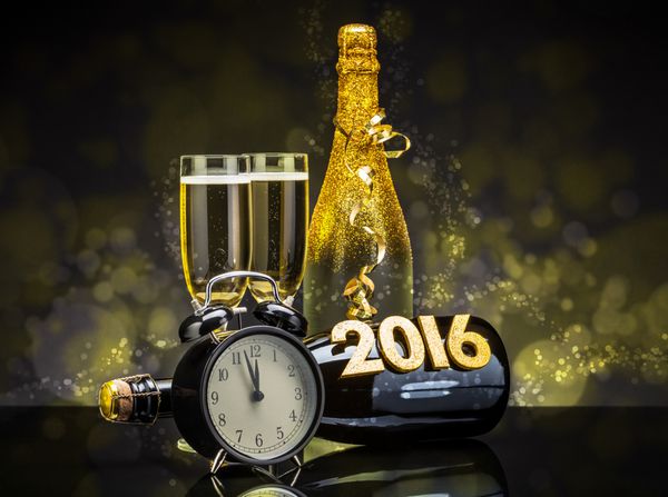 لیوان های شامپاین آماده برای آوردن در سال جدید