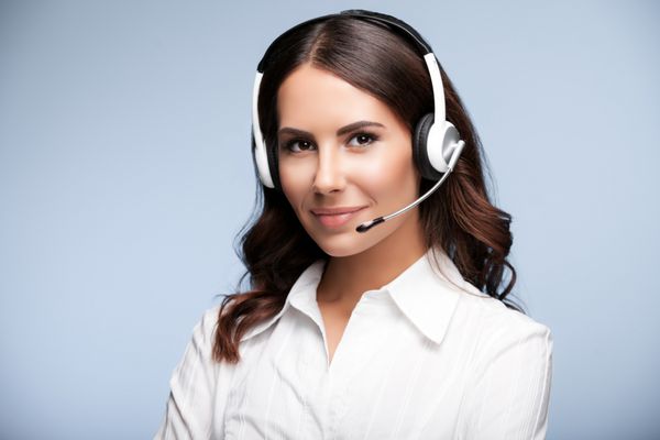 پرتره خندان کارگر زن تلفن همراه پشتیبانی مشتری در برابر پس زمینه خاکستری مرکز تماس خدمات مشاوره و کمک
