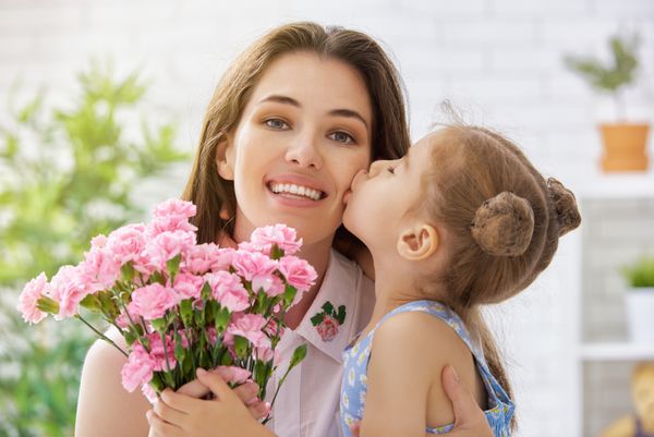 مادر و دختر با گل