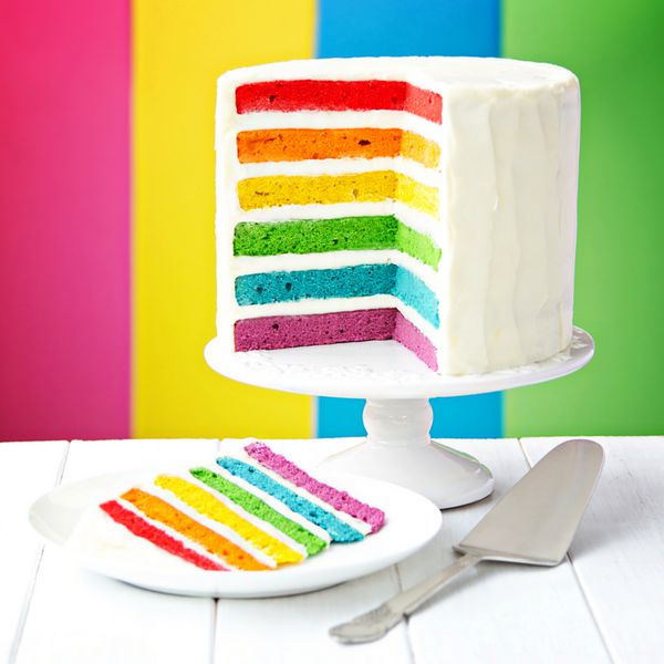 کیک لایه رنگین کمان روی پایه کیک