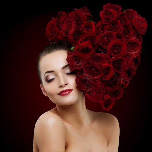 مدل زیبای زن گل رز در مو شکل قلب آرایش سالن زیبایی دختر جوان مدرن خانم مجلل آرایش لب قرمز محصولات لب رژ لب مفهوم درمان روز عشق لاس زدن
