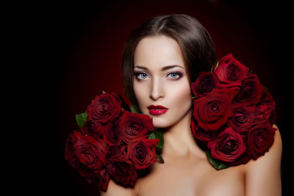 مدل زیبای زن گل رز در سالن زیبایی مو آرایش دختر جوان مدرن در اسپا مجلل خانم آرایش ریمل برای مژه های بلند رژ لب روی لب سایه چشم محصولات موهای براق درمان