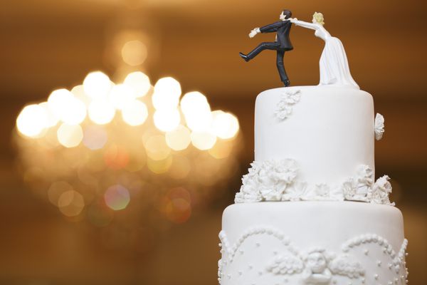 عروسک زوج عروس و داماد در اقدامی خنده دار روی کیک عروسی