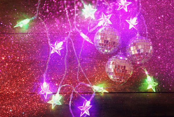 کریسمس چراغ های گلدوزی طلا رنگارنگ و تزیینات روی زمینه چوبی روستیک تصویر فیلتر شده با پوشش براق