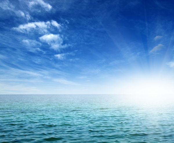 دریای آبی و خورشید در آسمان