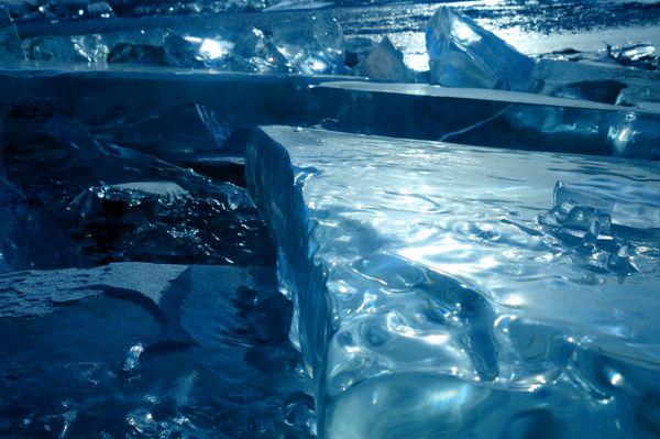 زمستان شکاف های شدید روی یخ دریاچه بایکال ضخامت حدود یک متر طوفان یخ آب یخ زده کریستالی از تونینگ پو استفاده می شود