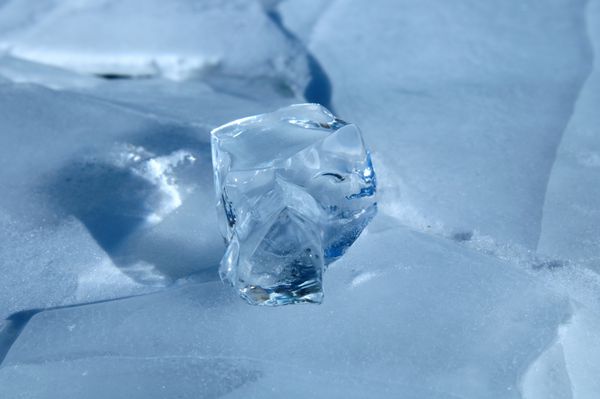 یخ شفاف فوق العاده در موج سواری دریاچه بایکال از رنگ آبی تیره po استفاده کرد